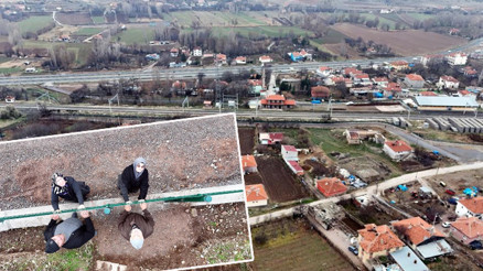Kemal Sunalın filmi gerçek oldu: Mahalle ikiye bölündü 5 kilometre yol yürüyorlar: 70 senedir buradayım, bu işten hiçbir şey anlamadım Kemal Sunalın filmi gerçek oldu: Mahalle ikiye bölündü 5 kilometre yol yürüyorlar: 70 senedir buradayım, bu işten hiçbir şey anlamadım