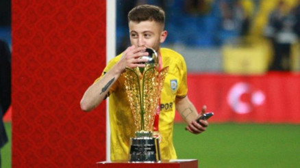 Kocaelide silahlı saldırı 1i futbolcu 3 yaralı