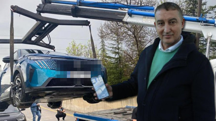 Yıldırım düştü elektrikli otomobil kendini kilitledi Milyonluk araç bu hale geldi: O an öleceğiz diye düşündüm Yıldırım düştü elektrikli otomobil kendini kilitledi Milyonluk araç bu hale geldi: O an öleceğiz diye düşündüm