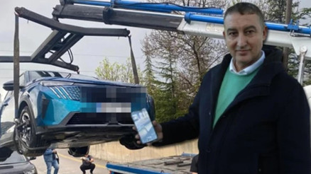 Elektrikli otomobilin yakınına yıldırım düştü, milyonluk araç hurda oldu