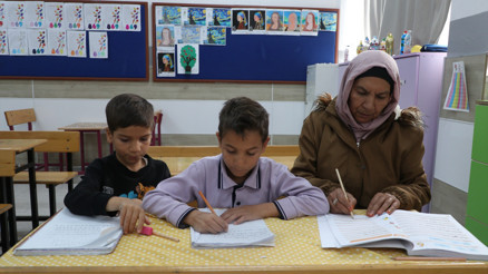 Torunları için okuma yazma kursunda Torunları için okuma yazma kursunda