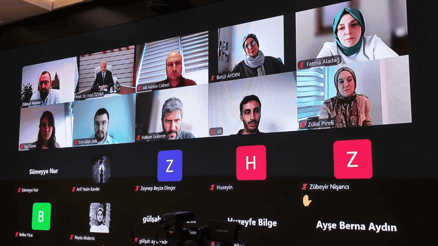 Öğrenci de profesör de aynı dijital sınıfta