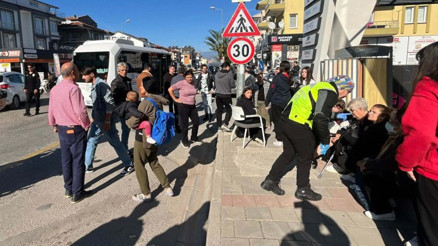 Fethiyede yolcu midibüsü ile minibüs çarpıştı: 13 yaralı