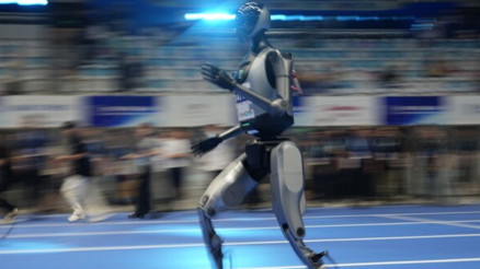 Çinde insansı robotların dansı büyük beğeni topladı: Elon Musktan tebrik