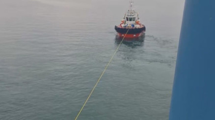 Fatihte karaya oturan yük gemisi kurtarıldı