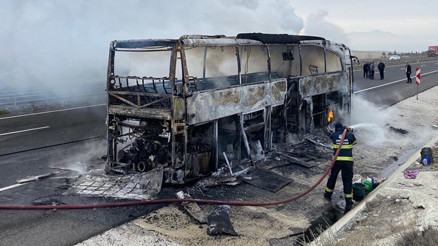 Seyir halindeki otobüs alev alev yandı