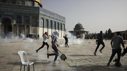 İsrailli işgalcilerden Mescid-i Aksaya baskın: Hanukayı bahane ettiler
