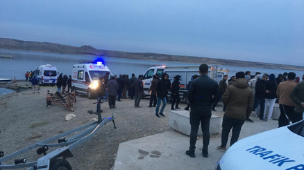 Adıyamanda tekne alabora oldu; 4 kişi kurtarıldı, 1 kişi aranıyor