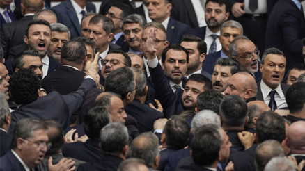 TBMMde gergin anlar Milletvekilleri yumruk yumruğa kavga etti