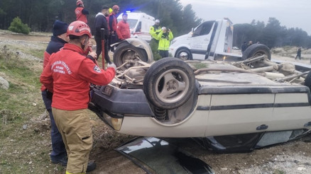 Balıkesirde şarampole devrilen otomobildeki 4 kişi yaralandı