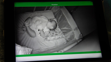 Bebeğini yatağına koydu ve kameradan bir parlama fark etti... Sonra ise küçük kızı gözünü kaybetti