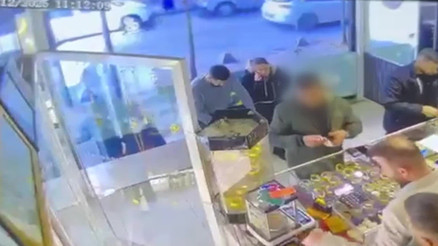 Cani komşu, 2 çocuk annesi kadını öldürüp altınlarını çaldı Kuyumcudaki anları kamerada