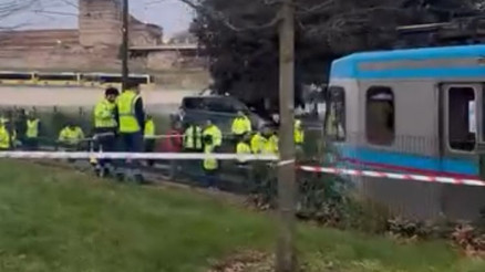 Topkapıda tramvay raydan çıktı; yolcular tahliye edildi