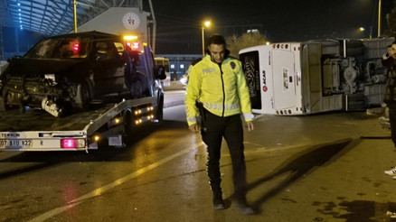 Otomobil ile çarpışan servis midibüsü devrildi: 13 yaralı