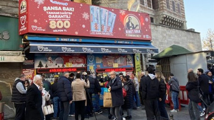 Yılbaşına sayılı günler kaldı; Nimet Abla gişesi önünde yoğunluk arttı Yılbaşına sayılı günler kaldı; Nimet Abla gişesi önünde yoğunluk arttı