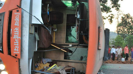 Hindistanda yolcu otobüsü kazası: 9 kişi hayatını kaybetti