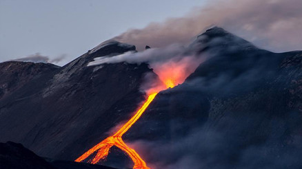 Hawaiide yanardağ patlaması: Lavlar 425 metre yüksekliğe ulaştı