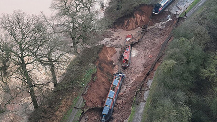 İngilterede dev obruk onlarca tekneyi yuttu