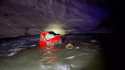 Hakkaride hafif ticari araç Zap Suyuna yuvarlandı