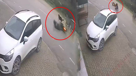 Bursada köpek saldırısına uğrayan motokurye kaza yaptı O anlar kamerada