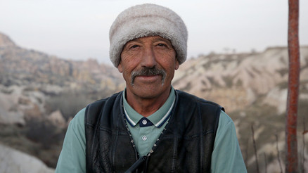 Çocuk yaşta taşındığı belde kaderini değiştirdi: Ortaokul mezunu adam 9 dil biliyor ve memleketinin tanıtımına katkı sağlıyor