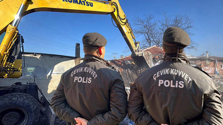Belalı mahalle olarak anılıyordu: Polis ve belediye iş makineleri ile girdi; 110 bina yıkıldı