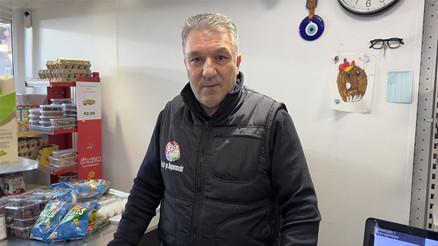 Türk market sahibi Hollandanın gündemine oturdu: Hırsızı şişeyle kovaladı