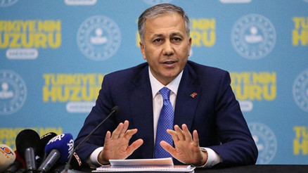 Bakan Yerlikaya duyurdu: Göçmen kaçakçılarına operasyon Bakan Yerlikaya duyurdu: Göçmen kaçakçılarına operasyon