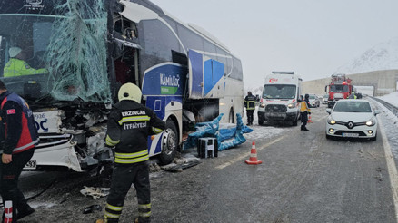 Erzincanda otobüs tıra çarptı: 3 kişi yaralandı