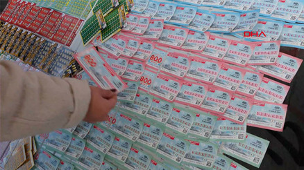 Yılbaşı öncesi Kadıköy’deki Milli Piyango bayilerinde yoğunluk