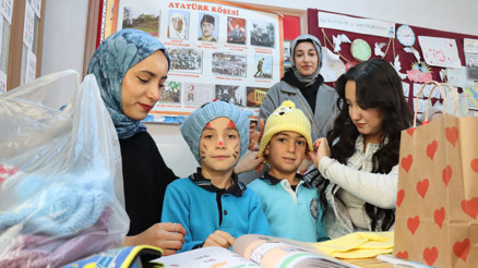 Üniversiteliler örüyor köydeki çocuklar ısınıyor