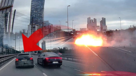 Makas atan sürücü bariyerlere çarptı; alev alan aracın motoru yola fırladı