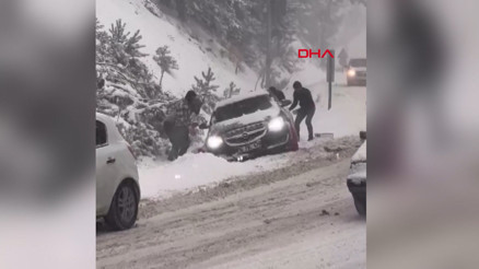 Uludağ, günübirlik tatilcilerin akınına uğradı Uludağ, günübirlik tatilcilerin akınına uğradı