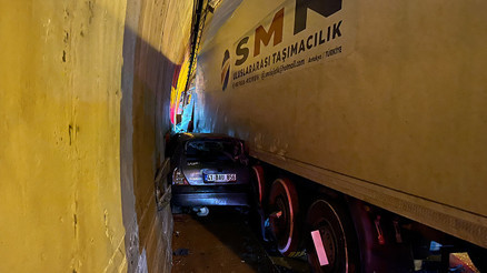 Tünelde otomobil, TIR ile duvar arasında sıkıştı