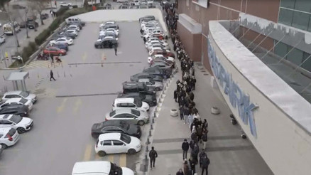 Denizlide metrelerce alışveriş kuyruğu; gece yarısı gelip 9 saat beklediler