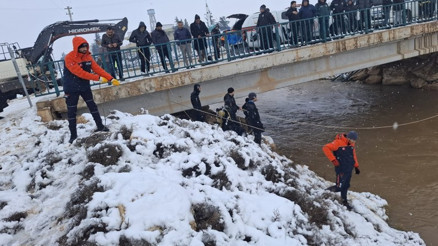Şanlıurfada otomobil sulama kanalına düştü: 3ü çocuk hayatını kaybetti, bir yolcu aranıyor