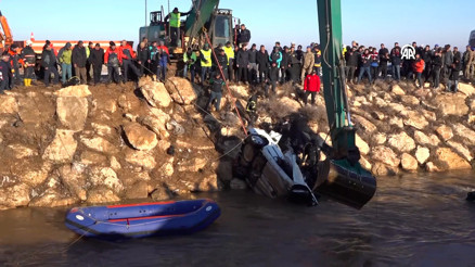 Sulama kanalına düşen otomobildeki 4 kişiden 3ünün cesedine ulaşıldı