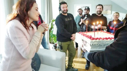 Özgü Namala sette sürpriz