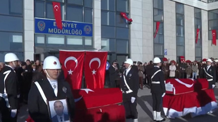 Yalova Emniyetinde şehit polisler için tören | Acılı eşin isteği yerine getirildi... Anne babası yoktu, mahşeri kalabalıkla uğurlandı