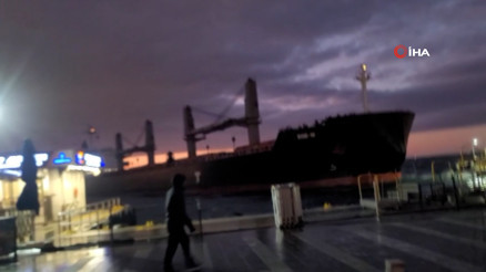 İstanbulda facianın eşiğinden dönüldü: Sürüklenen kuru yük gemisi son anda durdu