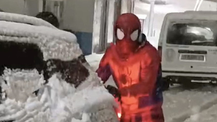 Hikaye değil gerçek kahraman: Karlı yolda sürücülere Örümcek Adam sürprizi