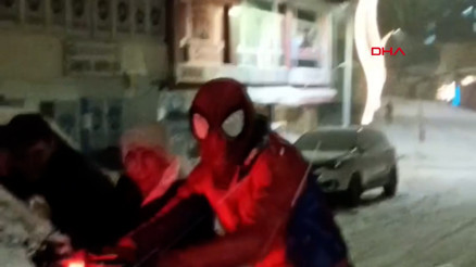 Örümcek Adam, karda mahsur kalan sürücüye yardım etti