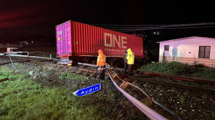 Aydında feci kaza Kontrolden çıkan TIR tren yoluna giri: 1 ölü