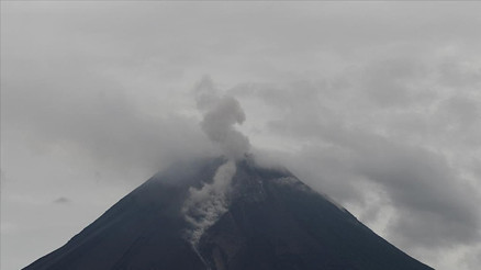 Endonezyada yanardağ harekete geçti: Alarm seviyesi yükseltildi