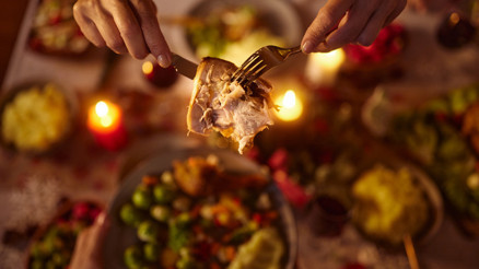 Şişkinlik, reflü, mide yanması… Yılbaşı sofralarında bu hatalara dikkat