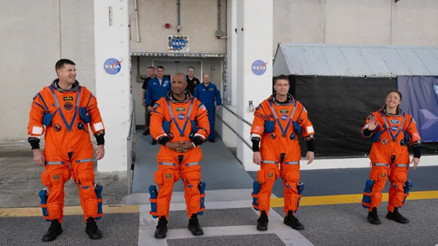 Ay’a gidecek astronotlar prova yaptı