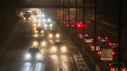 Yoğun kar yağışı hayatı felç etti: Yüzlerce araç esir