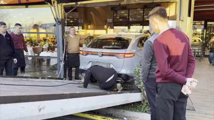 Müzisyen Cahit Berkayın kullandığı otomobil restorana girdi