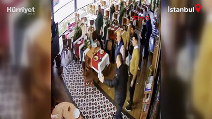 Cahit Berkayın kullandığı otomobil restorana girdi