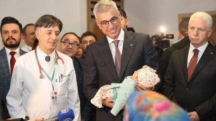 Bakan Memişoğlu, yeni yılın ilk bebeklerini ziyaret etti